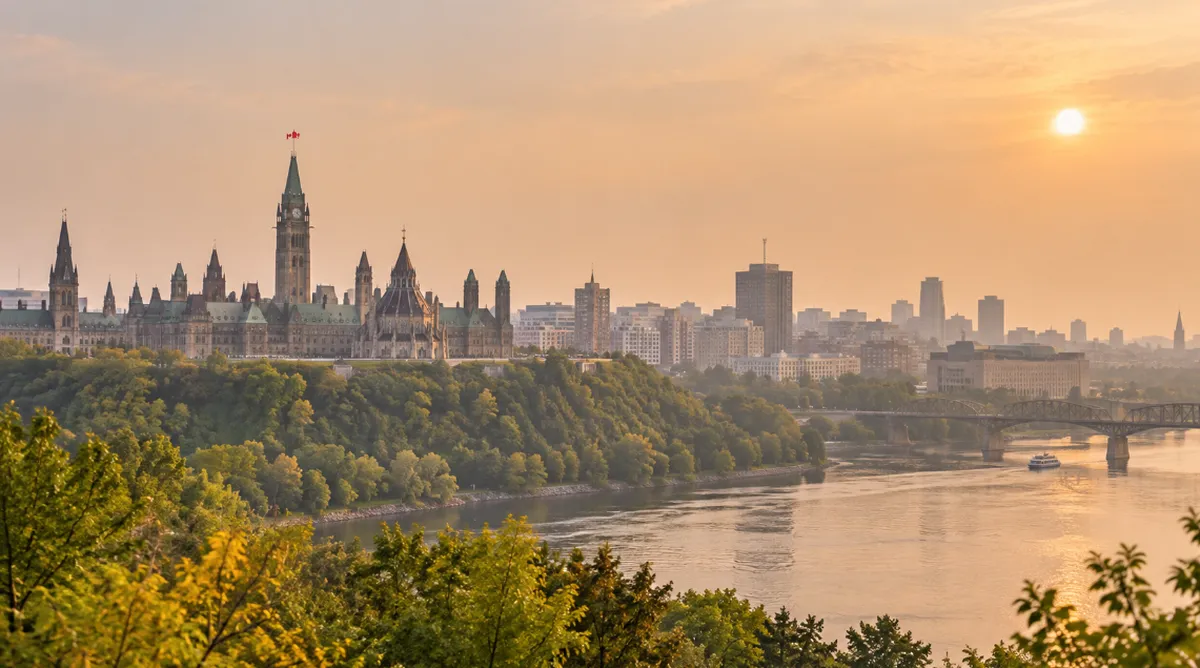 Carte en direct des feux de forêt et de la fumée à Ottawa, ON aujourd'hui : suivi de la qualité de l'air local et solutions de protection intérieure